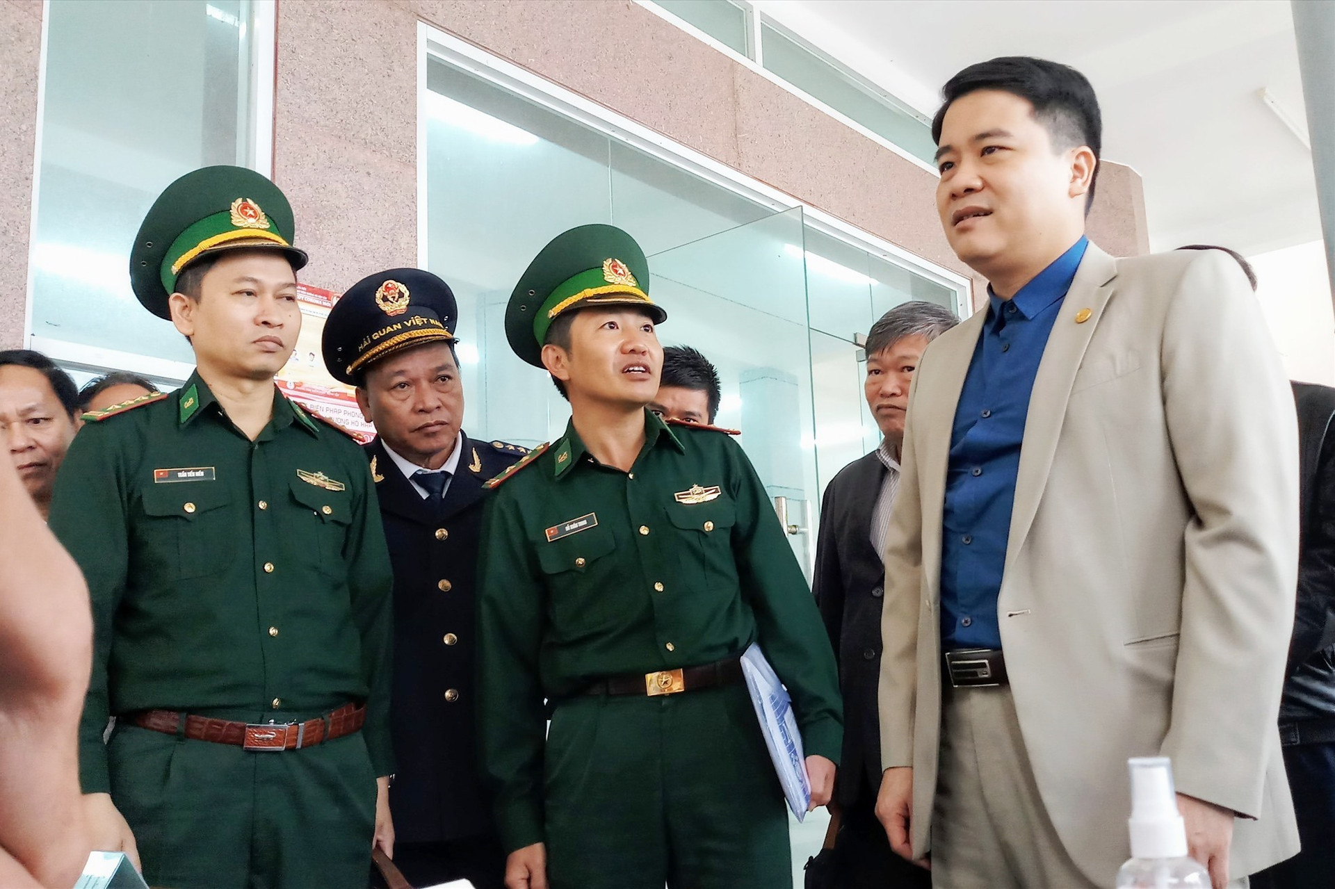 Phó Chủ tịch UBND tỉnh Trần Văn Tân kiểm tra công tác phòng chống dịch Covid-19 tại cửa khẩu Nam Giang - Đắc Tà Oọc. Ảnh: A.N