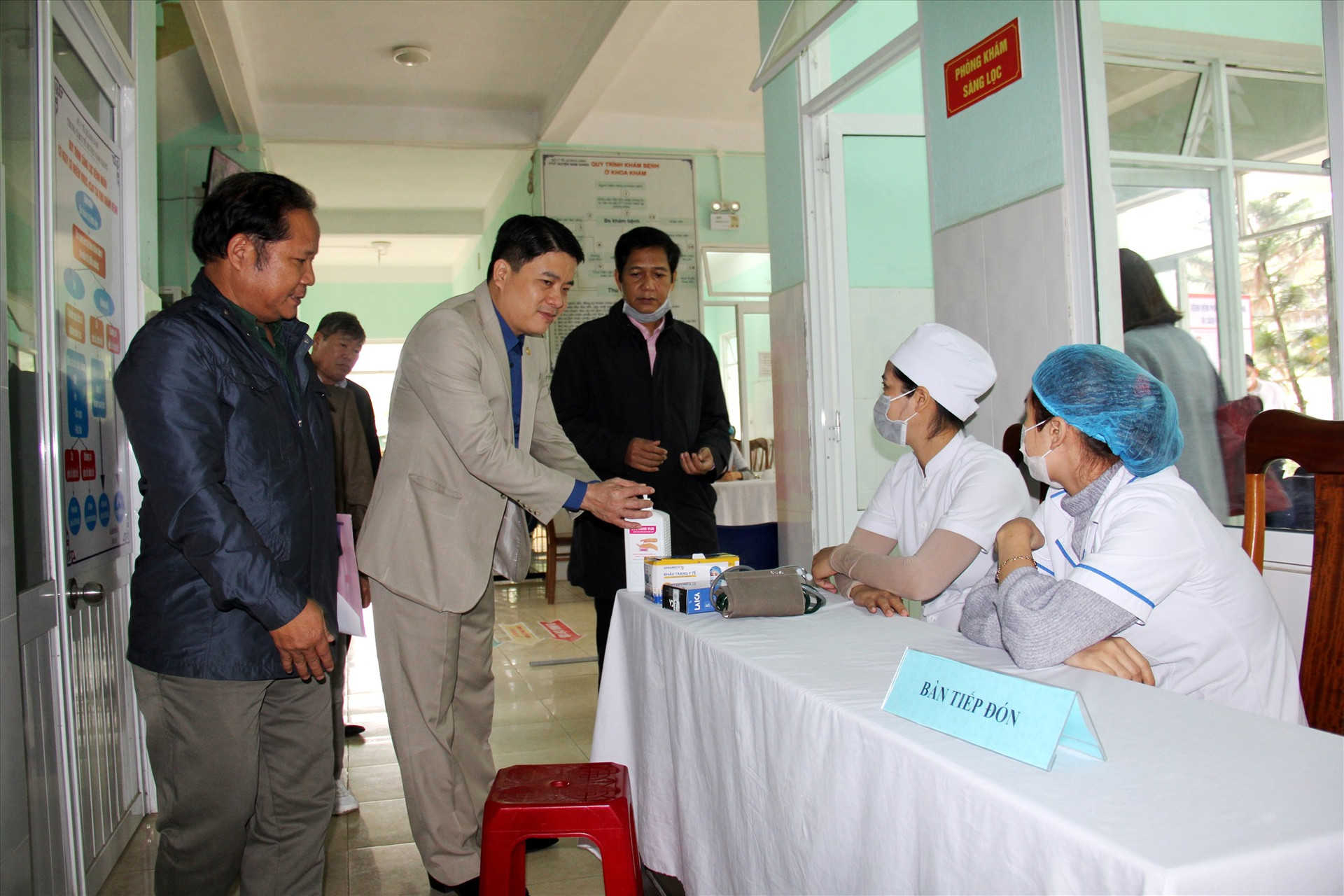 Trước khi nghe báo cáo từ chính quyền địa phương, Phó Chủ tịch UBND tỉnh Trần Văn Tân đã có chuyến kiểm tra thực tế công tác chuẩn bị các điều kiện cơ sở vật chất, phương án ứng phó của địa phương về dịch Covid-19. Ảnh: A.N