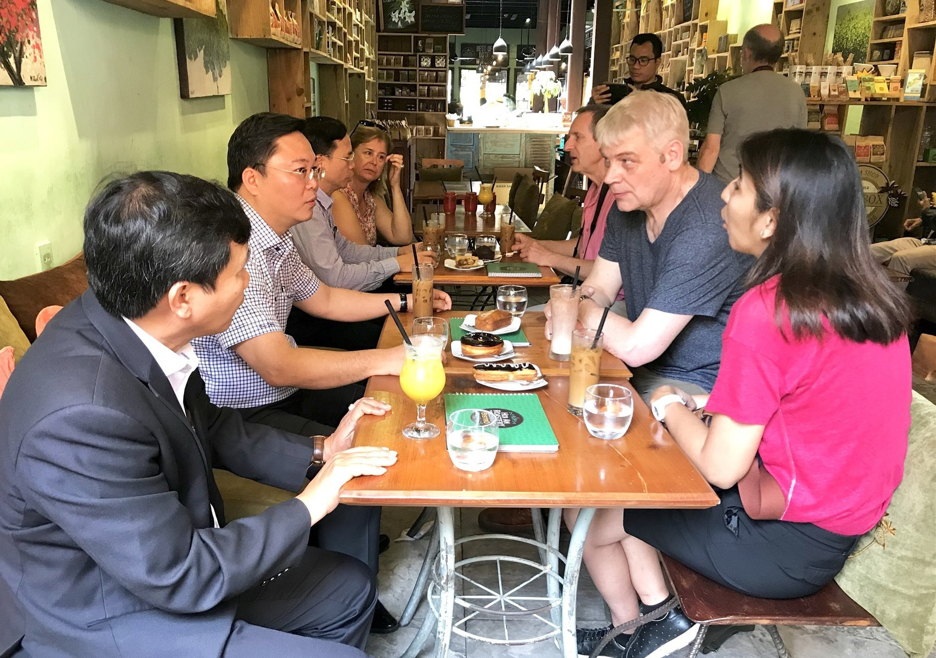 Lãnh đạo tỉnh và TP.Hội An cùng uống cà phê, nói chuyện thân mật với du khách trên đường Nguyễn Thái Học. Ảnh: T.V