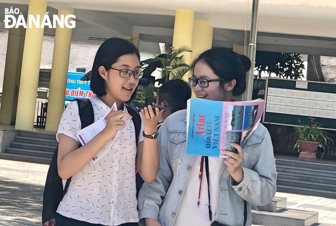 Thí sinh trao đổi sau khi ra khỏi phòng thi tại kỳ thi THPT quốc gia 2019. Ảnh: N.H