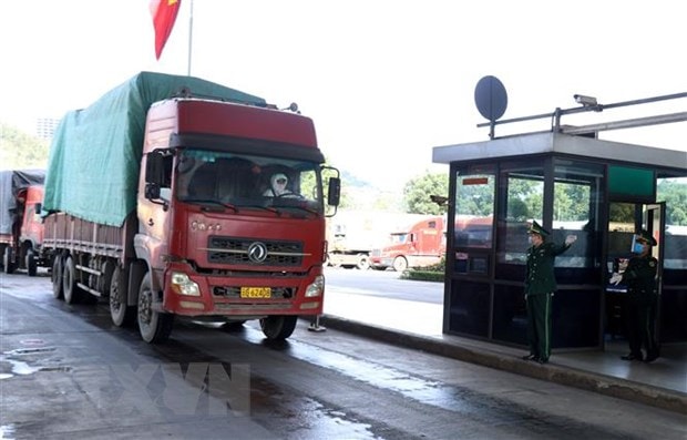 Xe hàng qua Cửa khẩu Kim Thành. (Ảnh: Quốc Khánh/TTXVN)