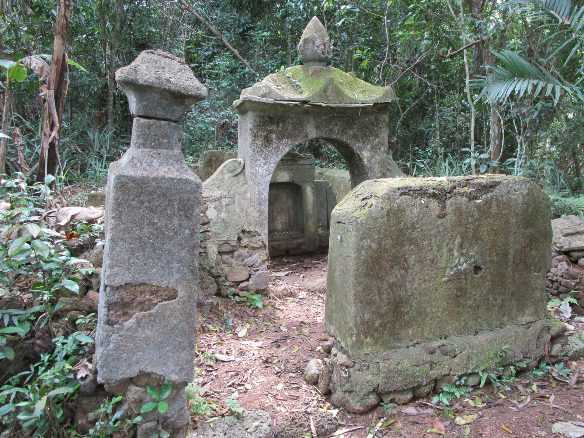 Ngôi “song phần” làng Phú Hòa với kiến trúc mộ thời Nguyễn.