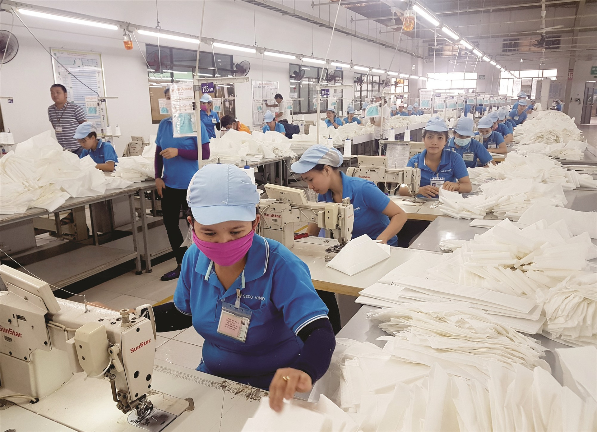 Dệt may là một trong những mặt hàng xuất khẩu chủ yếu của Quảng Nam. Ảnh: DIỄM LỆ
