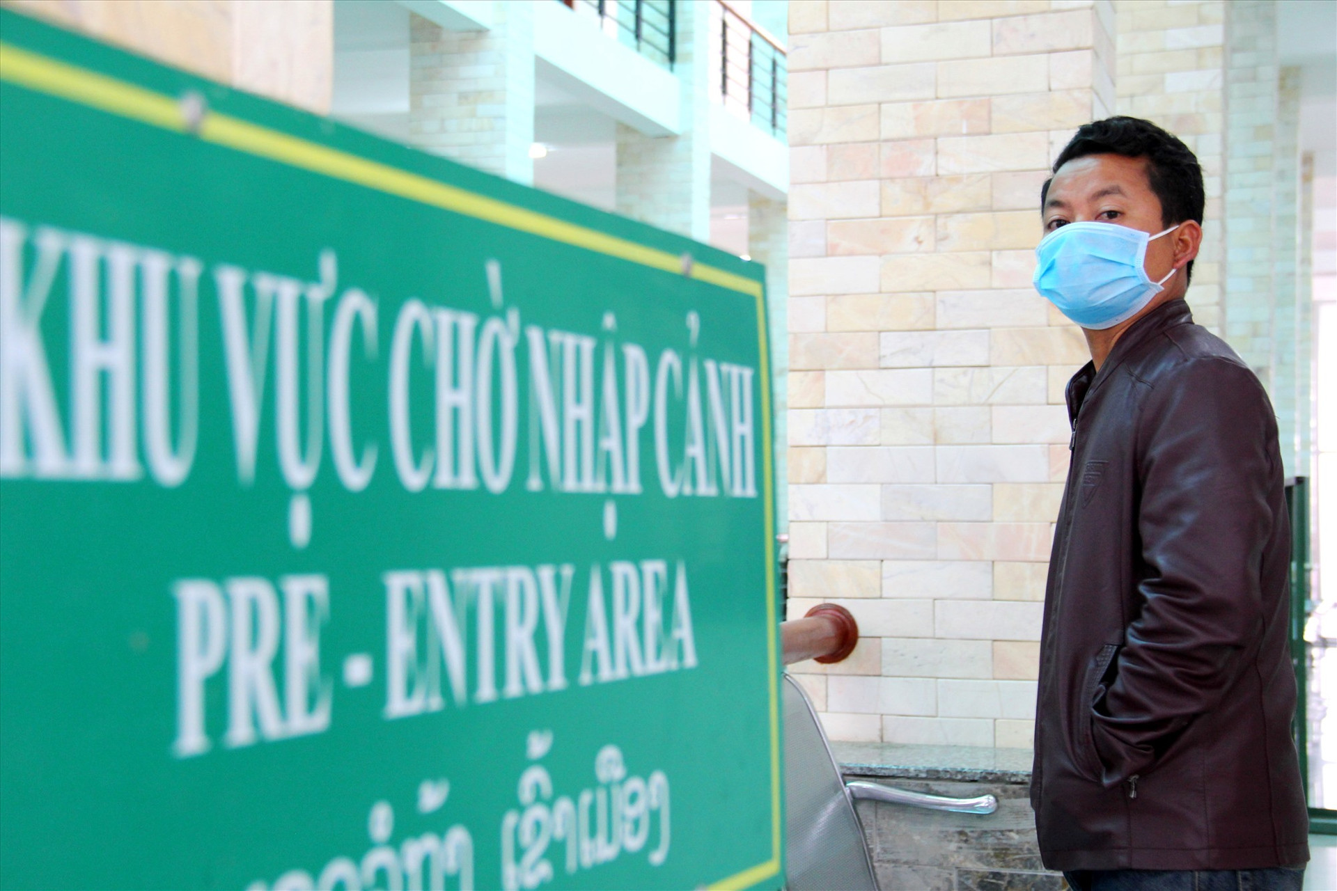 Một người dân đeo khẩu trang tại khu vực chờ nhập cảnh của Trạm kiểm soát liên hợp cửa khẩu Nam Giang. Ảnh: A.N