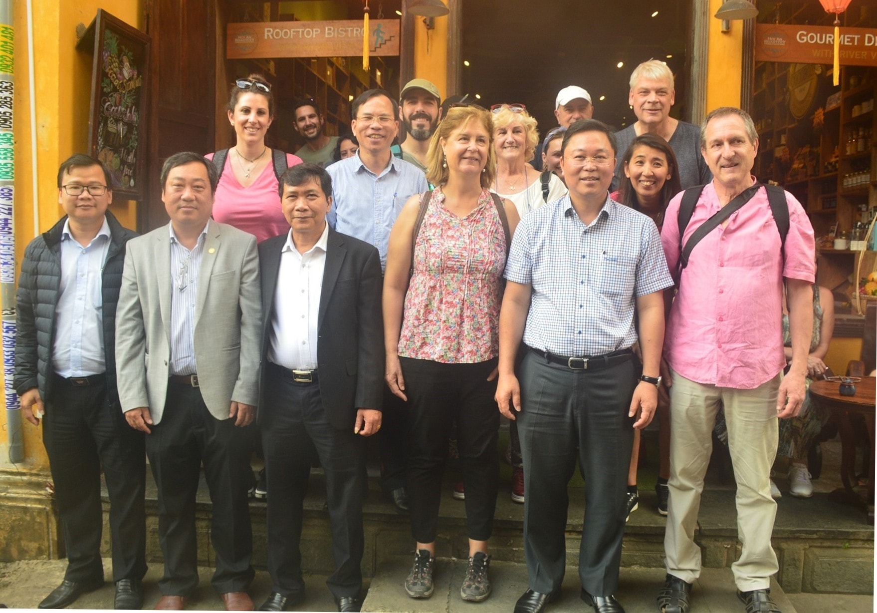 A photo of Quang Nam leaders and visitors in Hoi An.