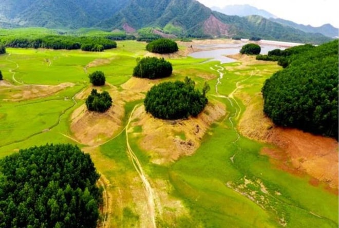 Cảnh đẹp hoang sơ của hồ Hòa Trung vào mùa nước cạn. (Ảnh: Phòng Văn hóa-Thông tin huyện Hòa Vang cung cấp)