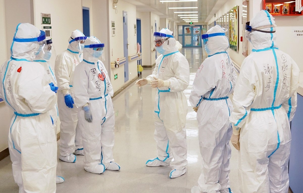 Nhân viên y tế làm việc tại một bệnh viện ở Vũ Hán, Trung Quốc ngày 20-2-2020. (Ảnh: THX/TTXVN)