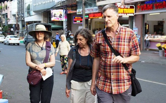 Thousands of visitors went to Hoi An. They were from America, Europe and Vietnam.