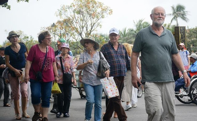 Most of the visitors strolled in Hoi An without wearing face masks. They felt relaxed and secure from Covid-19.
