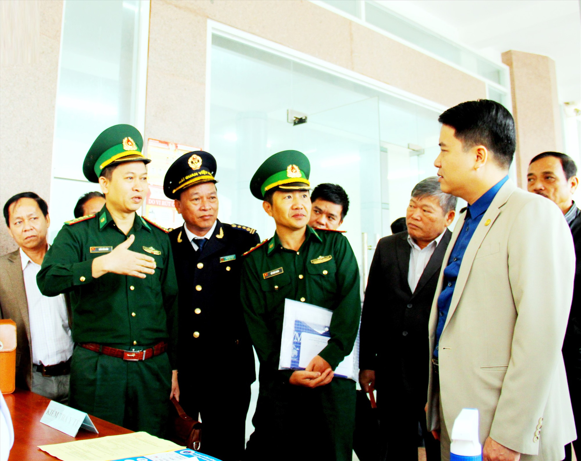Phó Chủ tịch UBND tỉnh Trần Văn Tân kiểm tra công tác phòng chống dịch Covid-19 tại cửa khẩu Nam Giang - Đắc Tà Oọc. Ảnh: ALĂNG NGƯỚC