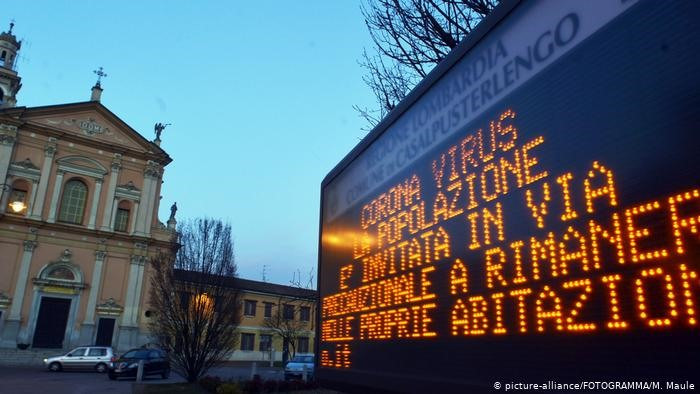 Nhiều thị trấn phía bắc Italia thiết lập các bảng thông báo kêu gọi người dân hạn chế ra khỏi nhà để ngăn chặn lây lan Covid-19. Ảnh: DW