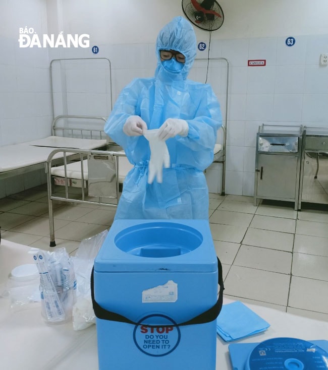 CDC Đà Nẵng đủ năng lực xét nghiệm Covid-19. Trong ảnh: Nhân viên CDC chuẩn bị lấy mẫu bệnh phẩm nghi nhiễm Covid-19. Ảnh: PHAN CHUNG