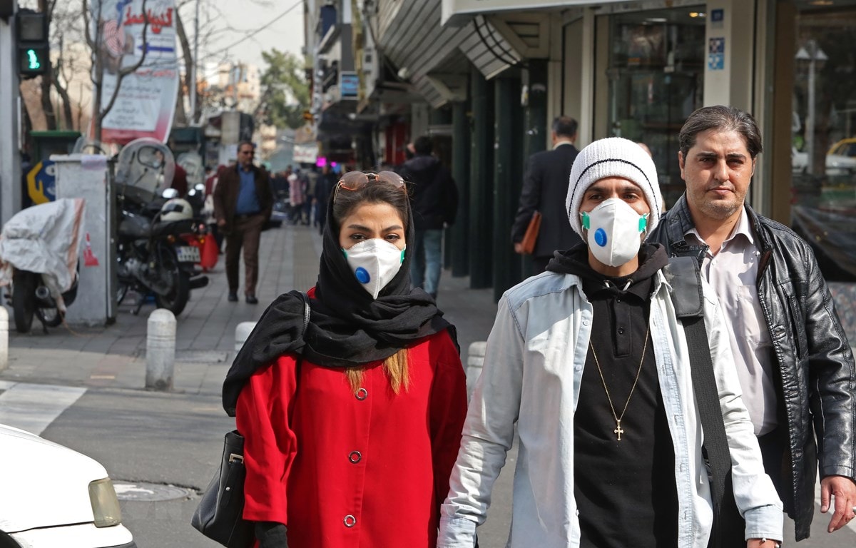 Người dân Iran đeo khẩu trang phòng dịch viêm đường hô hấp cấp COVID-19 tại Tehran ngày 24/2. (Ảnh: AFP/TTXVN)