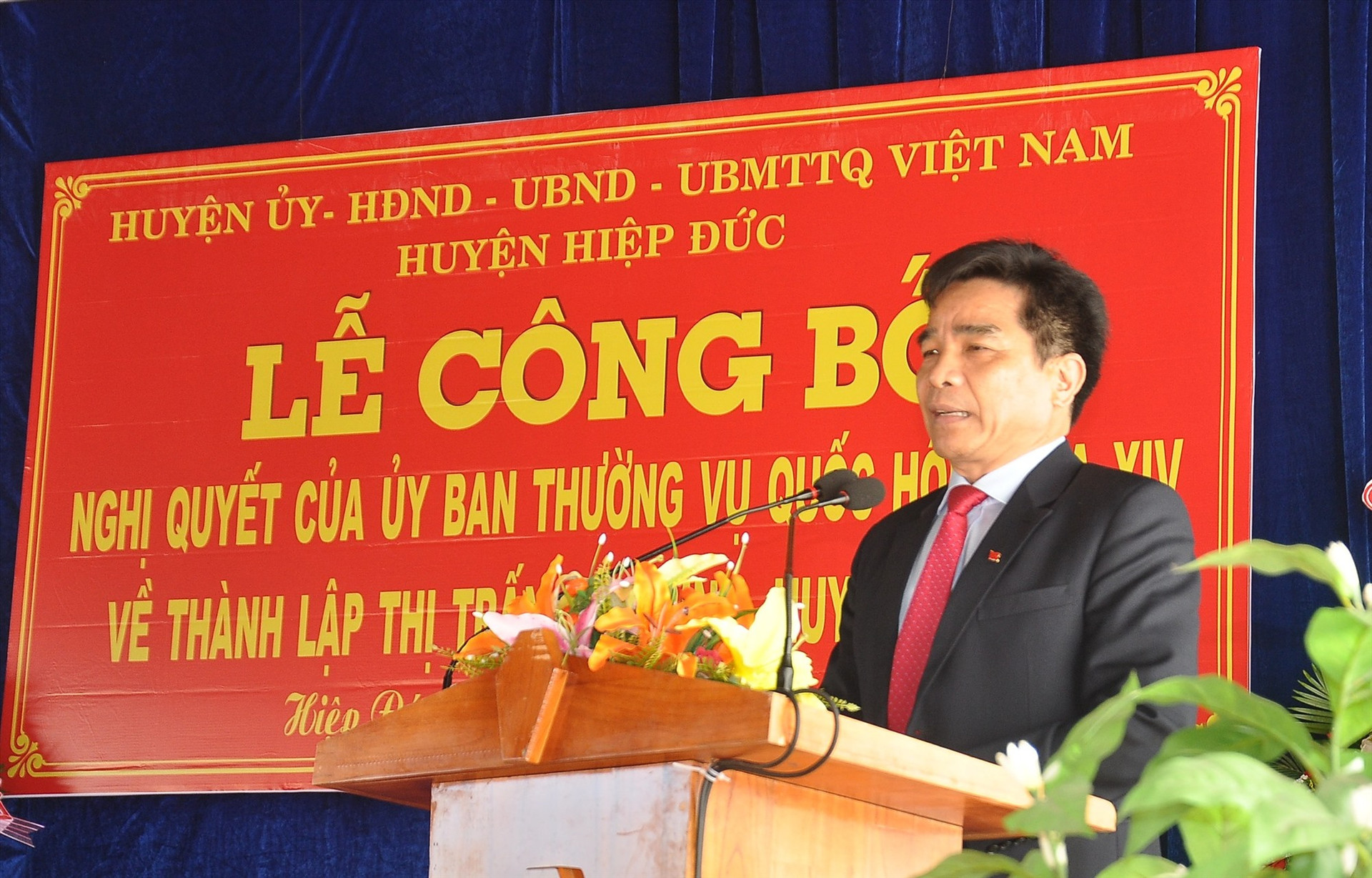 Phó Bí thư Thường trực Tỉnh ủy Lê Văn Dũng phát biểu tại buổi lễ công bố thành lập thị trấn Tân Bình. Ảnh: S.A