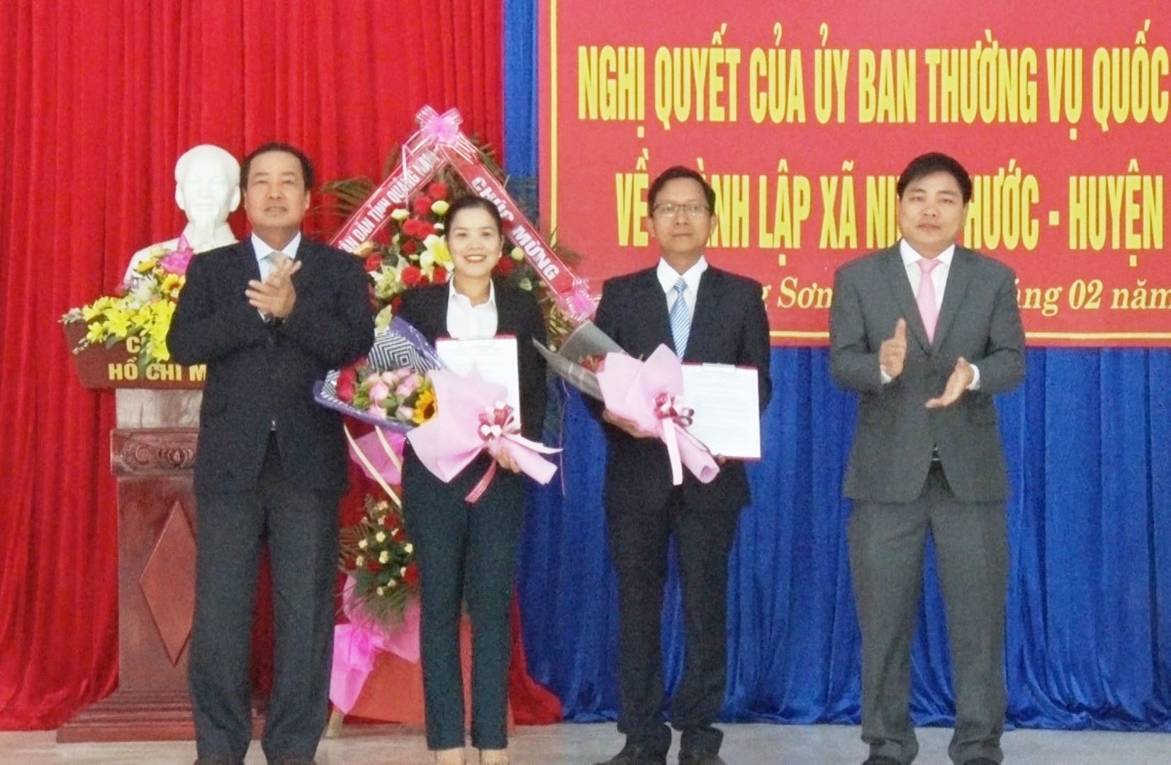 Ông Huỳnh Khánh Toàn- PCT UBND tỉnh (Bìa trái) trao Nghị quyết của Ủy ban thường vụ Quốc Hội cho lãnh đạo 2 xã Quế Phước và Quế Ninh. Ảnh M.T