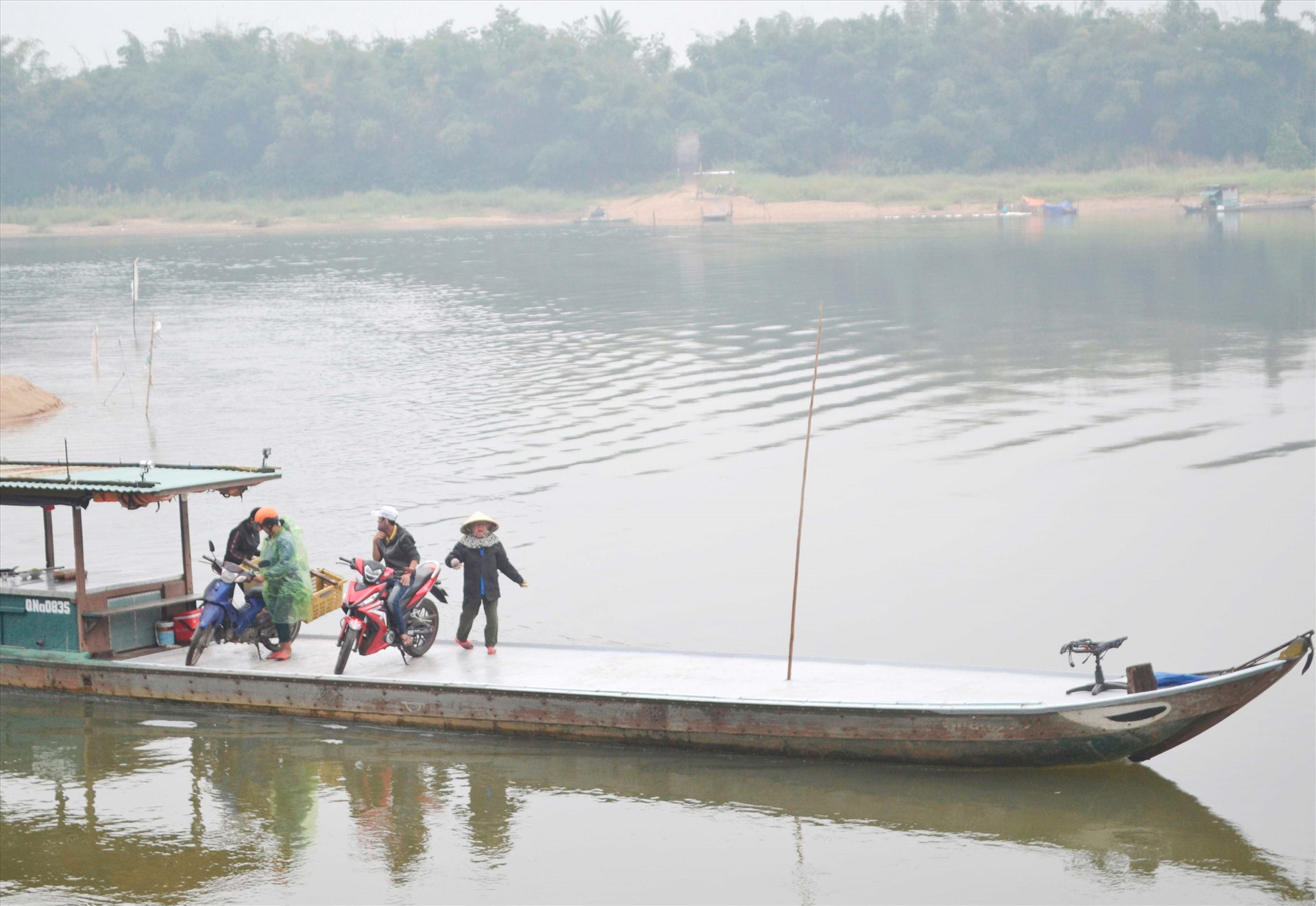 Vận chuyển khách ngang sông trên bến đò Duy Tân (Duy Xuyên) - Phú Thuận (Đại Lộc). Ảnh: C.T