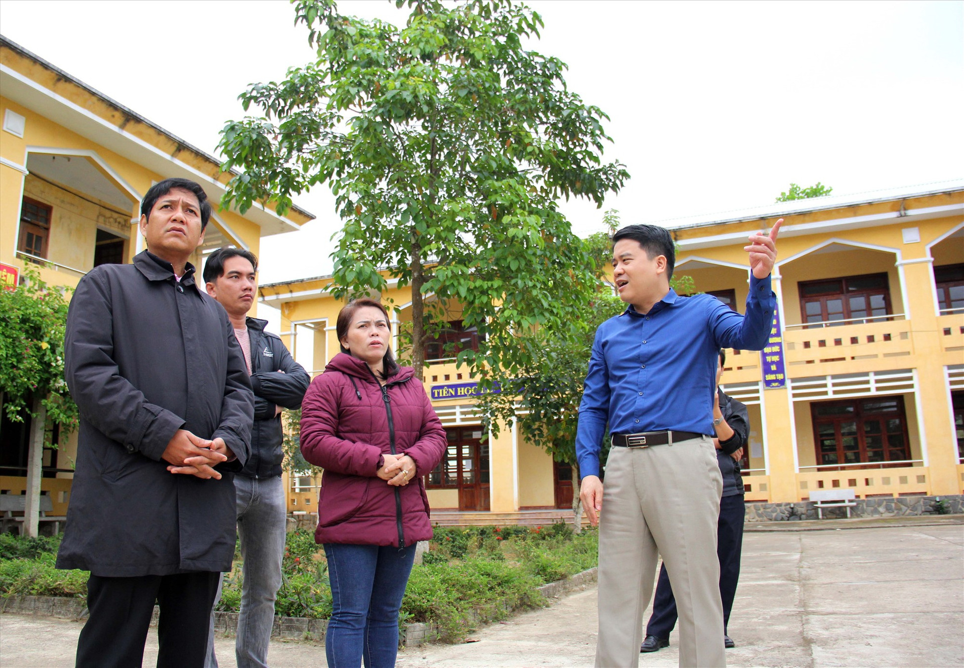 Phó Chủ tịch UBND tỉnh Trần Văn Tân kiểm tra hệ thống cơ sở giáo dục tại Nam Giang. Ảnh: Đ.N