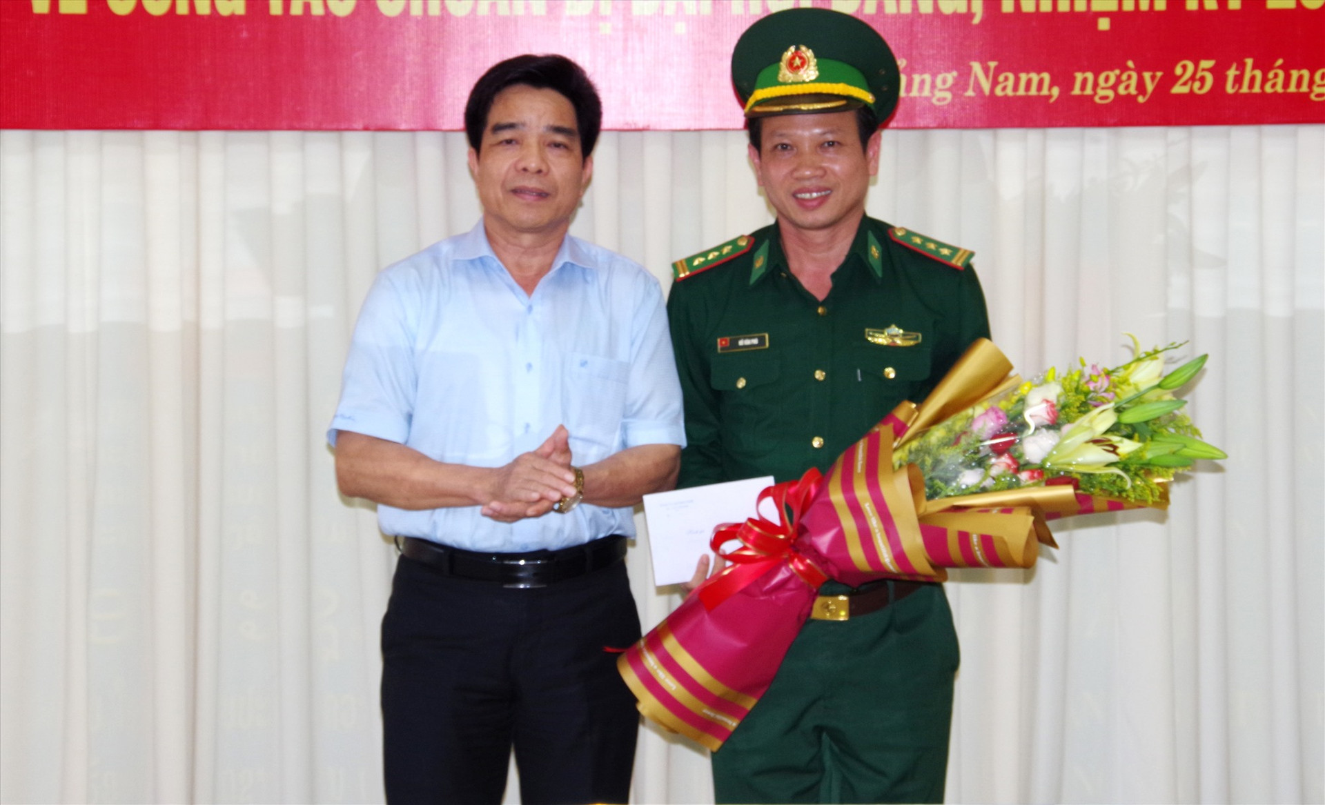 Phó Bí thư Thường trực Tỉnh ủy Lê Văn Dũng tặng hoa khen thưởng cho Phòng Phòng chống ma túy và tội phạm