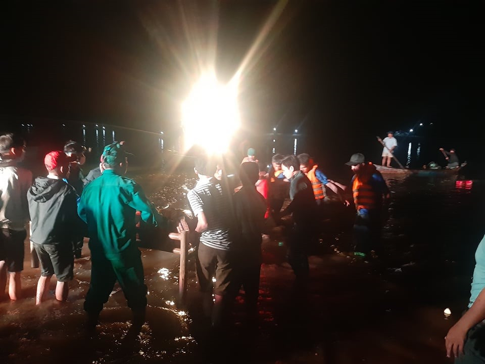 Nhóm 8 ghe thuyền cứu hộ cuối cùng đã tìm thấy nạn nhân Nguyễn Đình Ba.