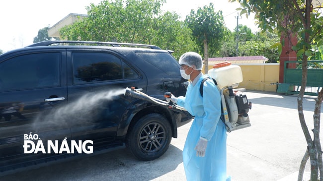 Các phương tiện ra vào đều được phun hóa chất khử trùng để đảm bảo an toàn. Ảnh: PHAN CHUNG