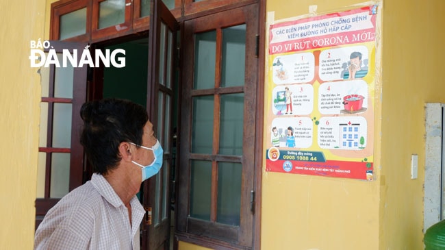Trung tâm trang bị tivi, sách báo, ấn phẩm để phục vụ đời sống tinh thần. Ngoài ra, các băng rôn, áp phích hướng dẫn phòng, chống bệnh do chủng mới virus Corona (Covid-19) cũng được trang bị khắp trung tâm. Ảnh: PHAN CHUNG