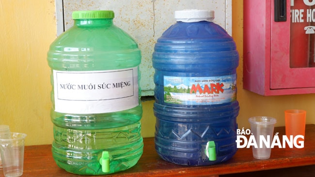 Ngoài nước uống hàng ngày, nơi đây còn bổ sung nước muối để súc miệng, sát khuẩn, hạn chế tối đa việc phát tán trong trường hợp có virus gây bệnh. Ảnh: PHAN CHUNG