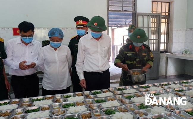 Các công dân sẽ được phục vụ chế độ ăn uống đầy đủ 3 bữa/ngày. Ảnh: PHAN CHUNG