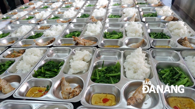 Suất ăn, thực đơn được thay đổi hàng ngày để đảm bảo đủ chất, dinh dưỡng. Ảnh: PHAN CHUNG