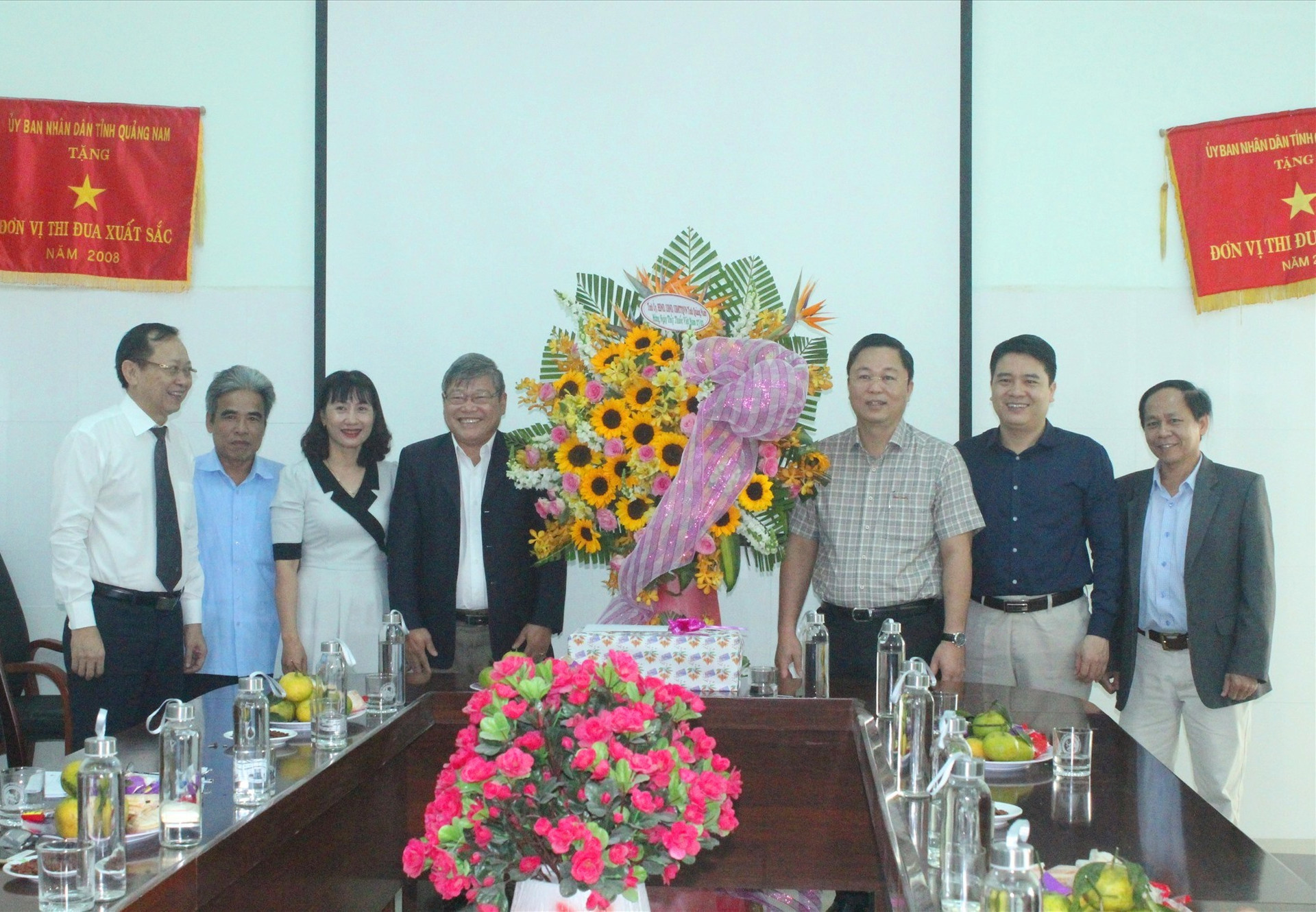 Chủ tịch UBND tỉnh Lê Trí Thanh tặng hoa chúc mừng ngày 27.2 tại Trung tâm Kiểm soát bệnh tật tỉnh. Ảnh: D.L