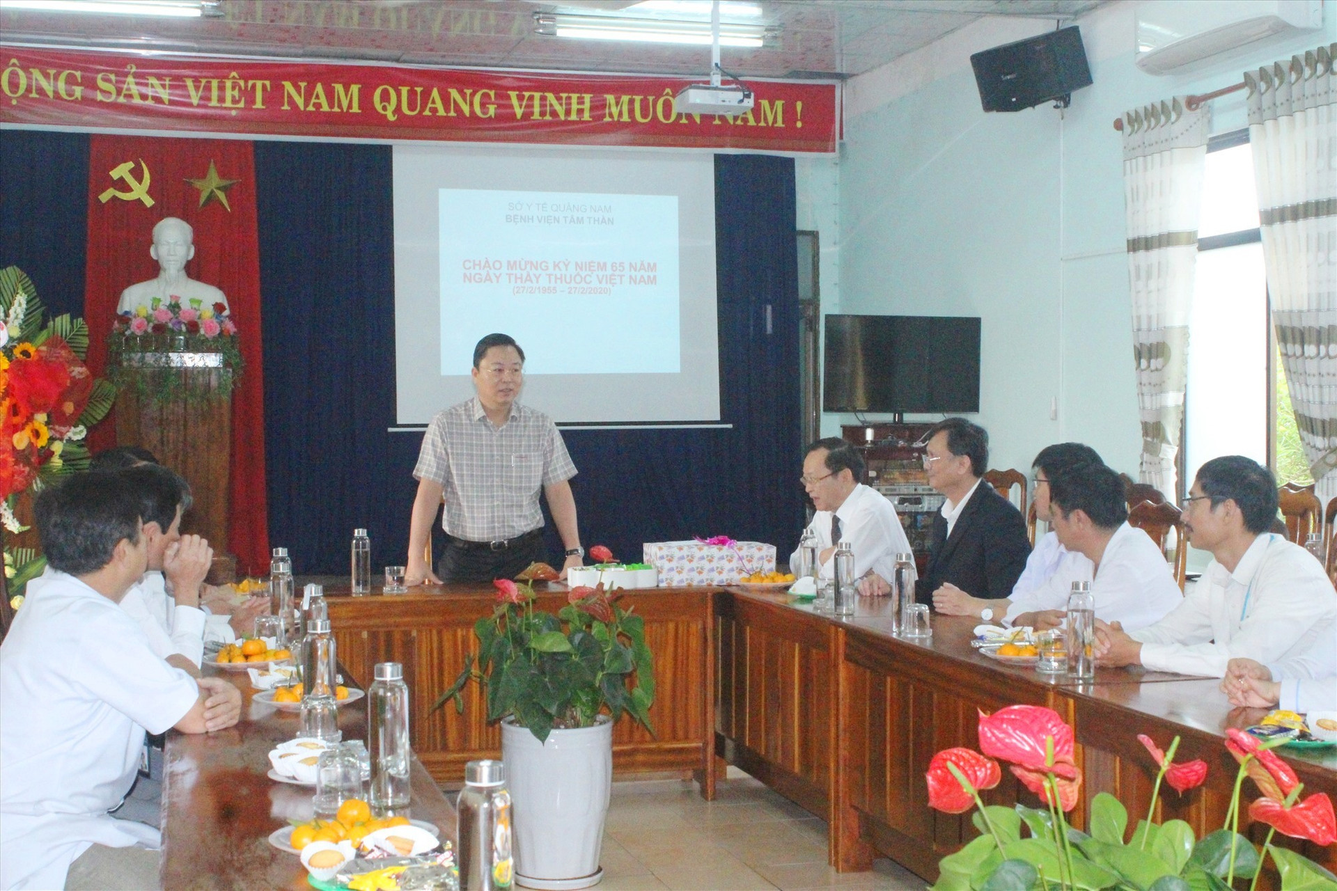 Chủ tịch UBND tỉnh Lê Trí Thanh ghi nhận những nỗ lực của đội ngũ y bác sĩ tại các cơ sở y tế. Ảnh: D.L