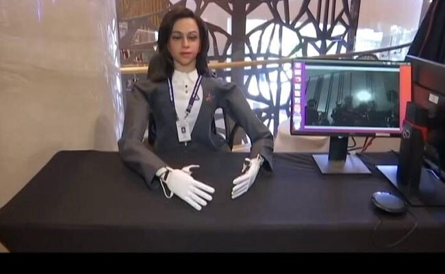 Nữ robot hình người tên Vyommitra