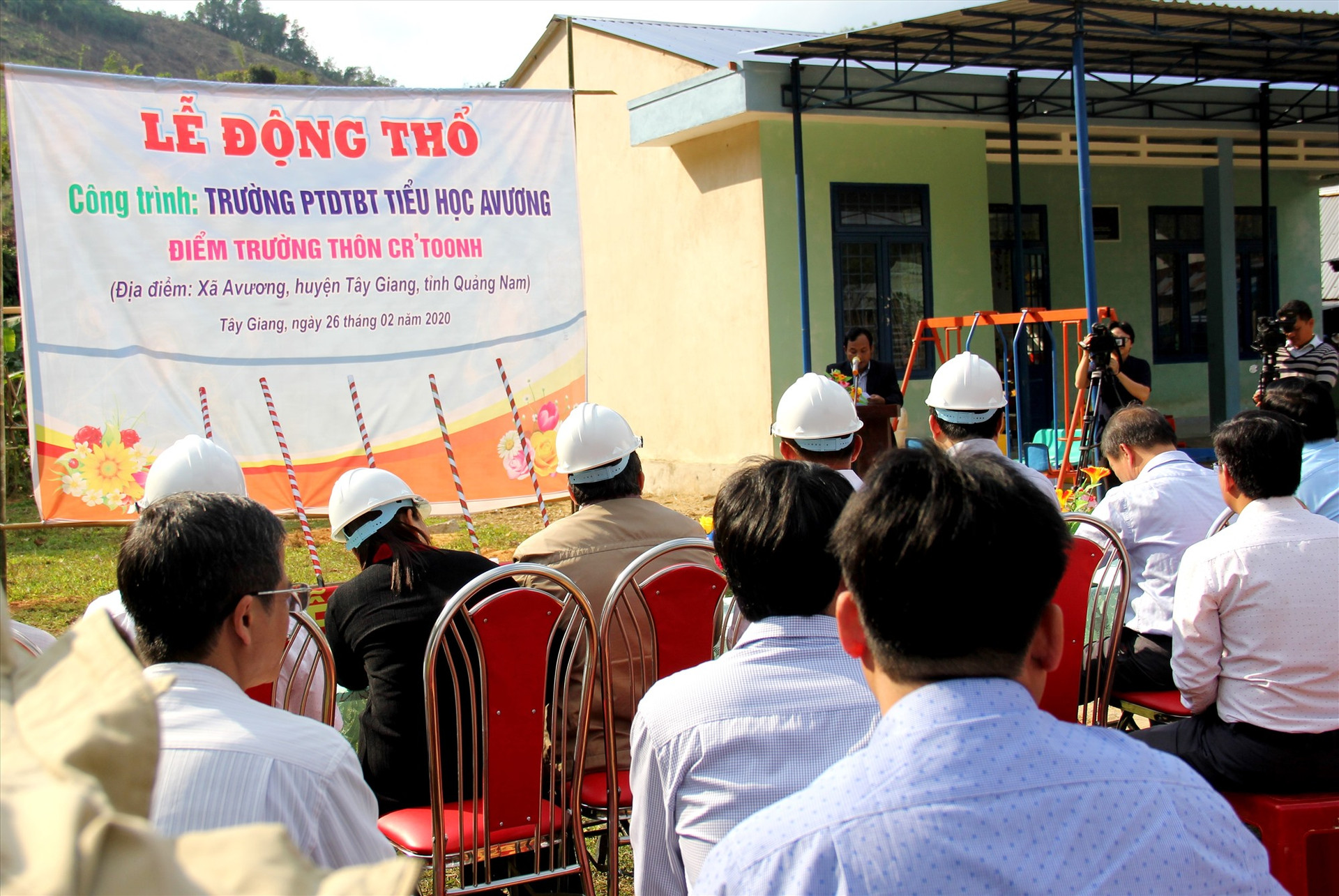 Các đại biểu tham dự lễ động thổ công trình điểm trường tiểu học thôn Cr'toonh. Ảnh: A.N
