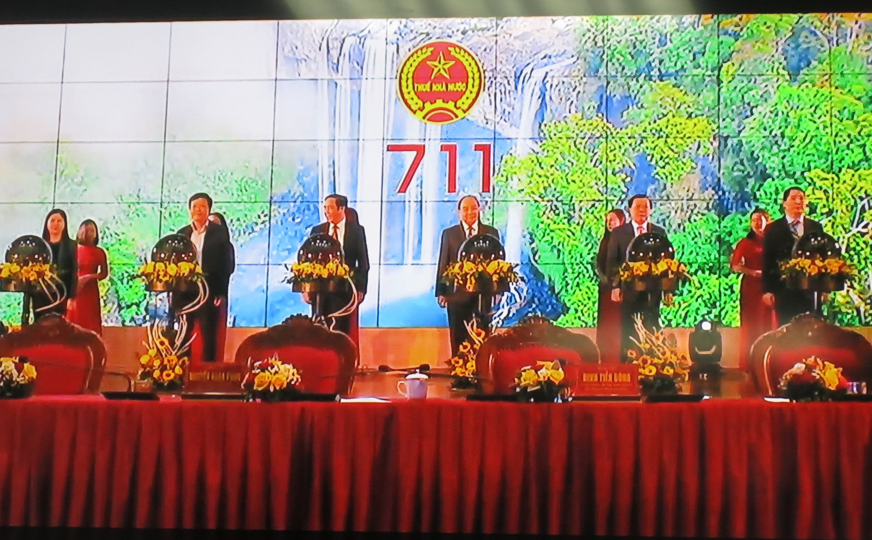 Các đại biểu bấm nút hòa mạng 415 chi cục thuế khu vực sau hợp nhất vào hệ thống quản lý thuế Việt Nam.