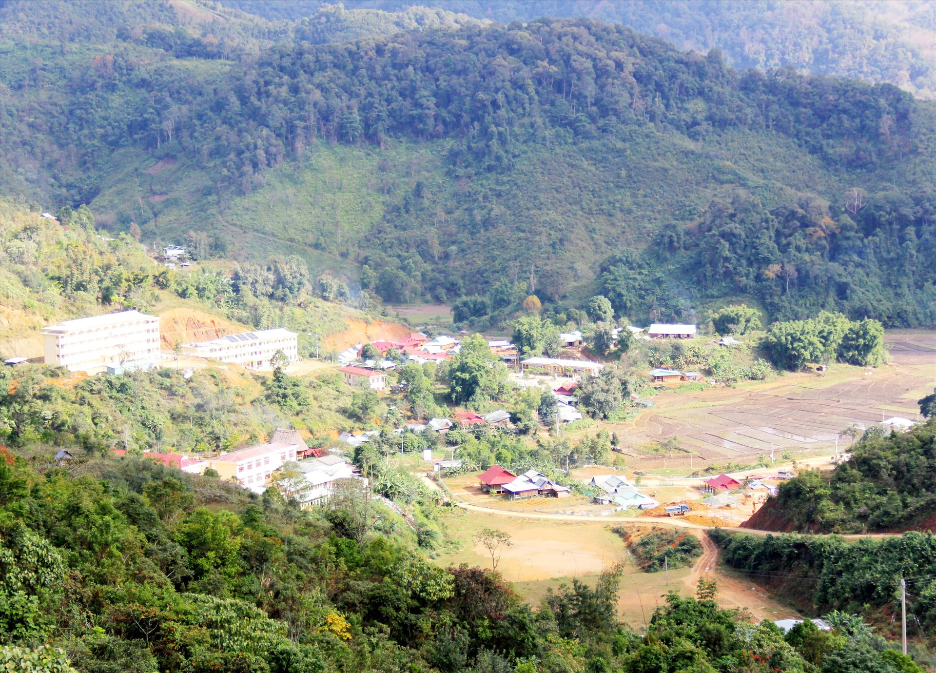 Từ các giải pháp đồng bộ được triển khai, diện mạo nông thôn miền núi huyện Tây Giang đã có nhiều khởi sắc. Ảnh: ALĂNG NGƯỚC