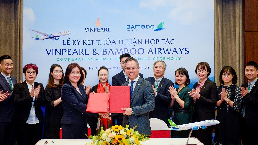 Bà Vũ Tuyết Hằng - Tổng Giám Đốc Công ty CP Vinpearl và Ông Đặng Tất Thắng - Phó Chủ Tịch thường trực kiêm Tổng Giám Đốc Bamboo Airways ký thỏa thuận hợp tác.