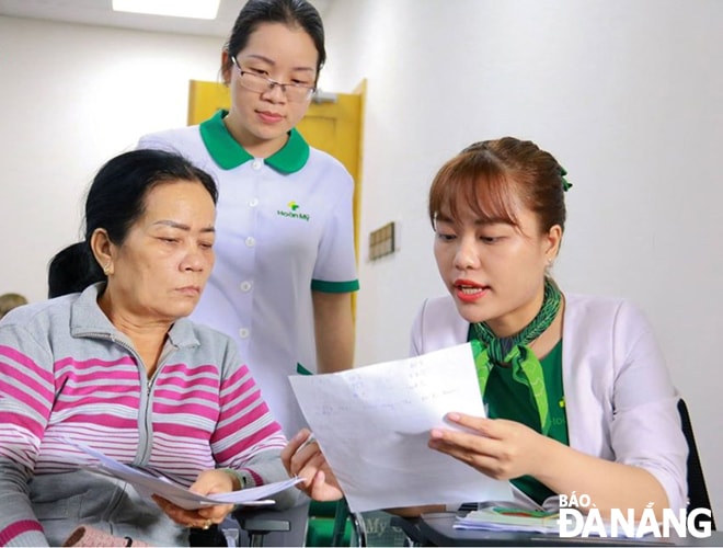 Hoàn Mỹ là một trong số ít bệnh viện hiện nay xây dựng chương trình quản lý kháng sinh để bảo vệ sức khỏe. Trong ảnh: Nhân viên Bệnh viện Hoàn Mỹ tư vấn cho khách hàng những dịch vụ của bệnh viện. Ảnh: Huỳnh Lê