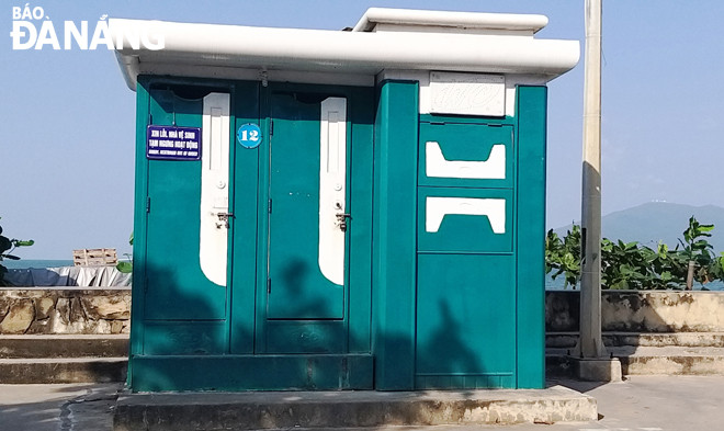 Một nhà vệ sinh công cộng ven biển Nguyễn Tất Thành (thuộc quận Thanh Khê) xuống cấp nên hiện đóng cửa, tạm ngưng sử dụng (ảnh chụp chiều 19-2). Ảnh: ĐẮC MẠNH 