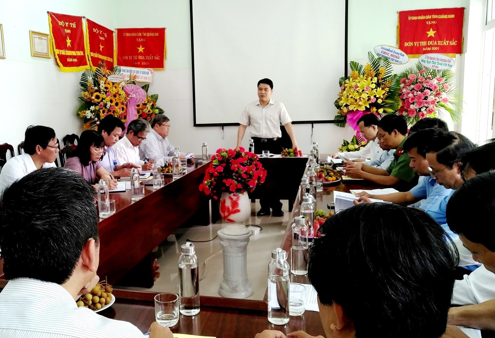 Phó Chủ tịch UBND tỉnh Trần Văn Tân chủ trì buổi làm việc với Trung tâm Kiểm soát bệnh tật tỉnh. Ảnh: M.L