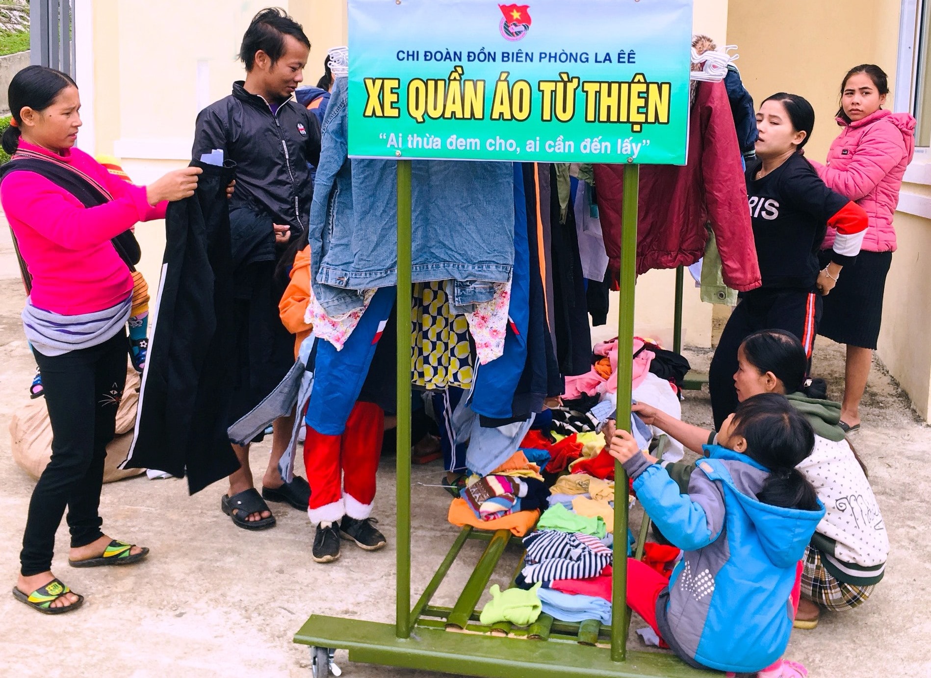 Cán bộ chiến sĩ Đồn Biên phòng La Êê treo quần áo ngay ngắn để người dân dễ chọn lựa. Ảnh: V.V