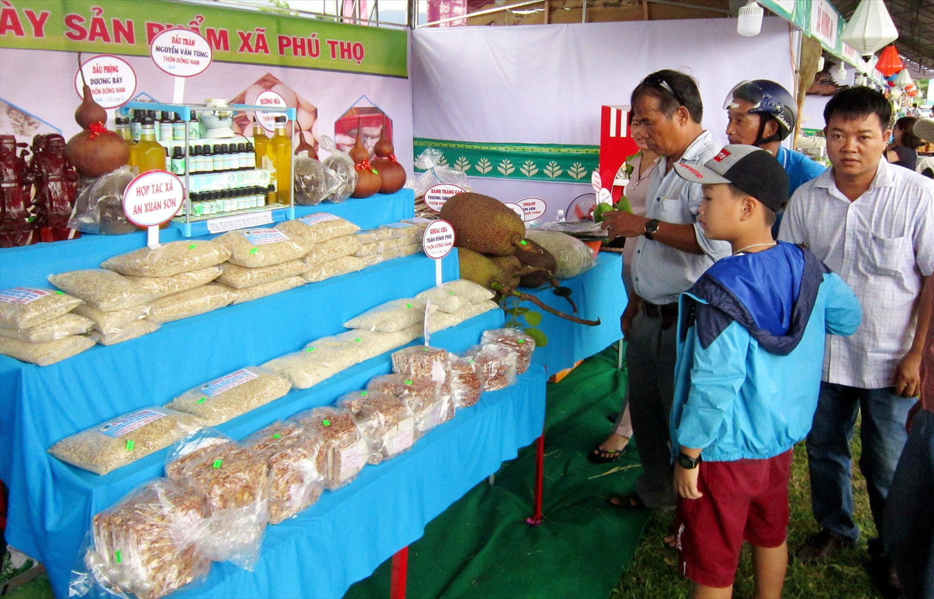 Huyện Quế Sơn luôn tạo điều kiện thuận lợi cho các chủ thể tham gia Chương trình OCOP quảng bá, giới thiệu sản phẩm tại các hội chợ. Ảnh: T.P