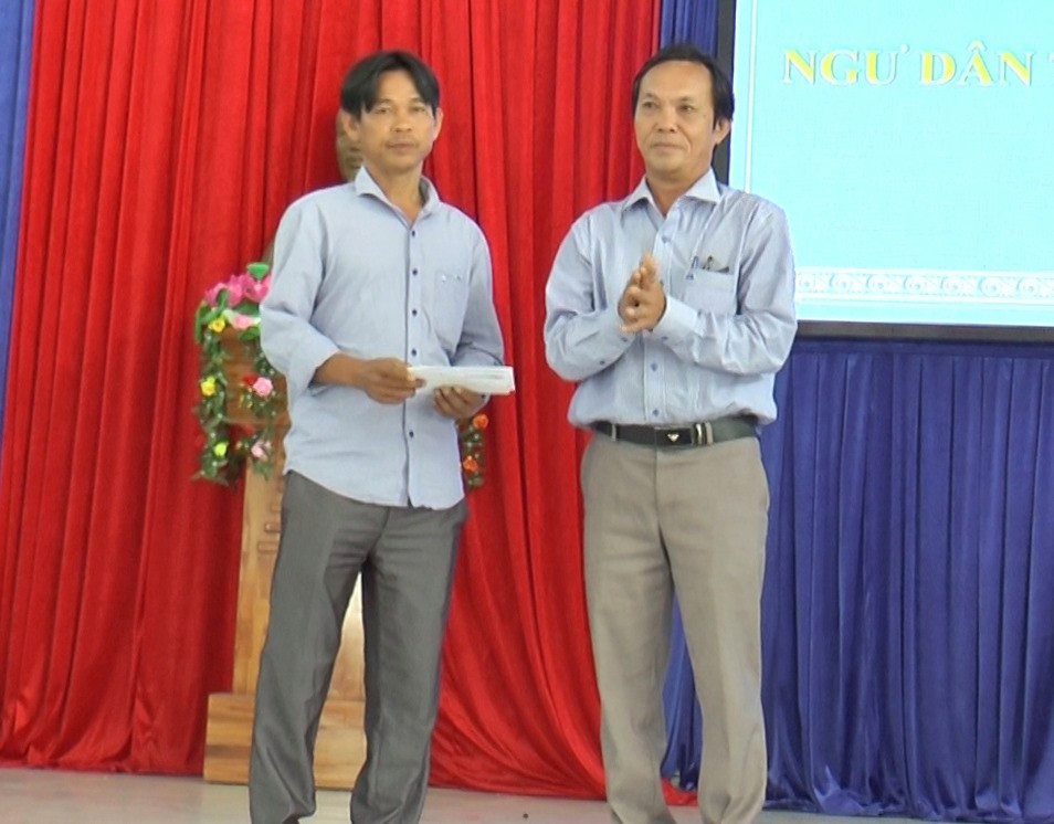 : Lãnh đạo huyện Thăng Bình trao tiền hỗ trợ cho ngư dân Tô Văn Thạnh