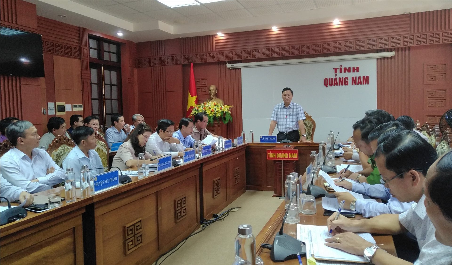 Chủ tịch UBND tỉnh Lê Trí Thanh yêu cầu khẩn trương xử lý vấn đề rác thải trên địa bàn tỉnh. Ảnh: M.L