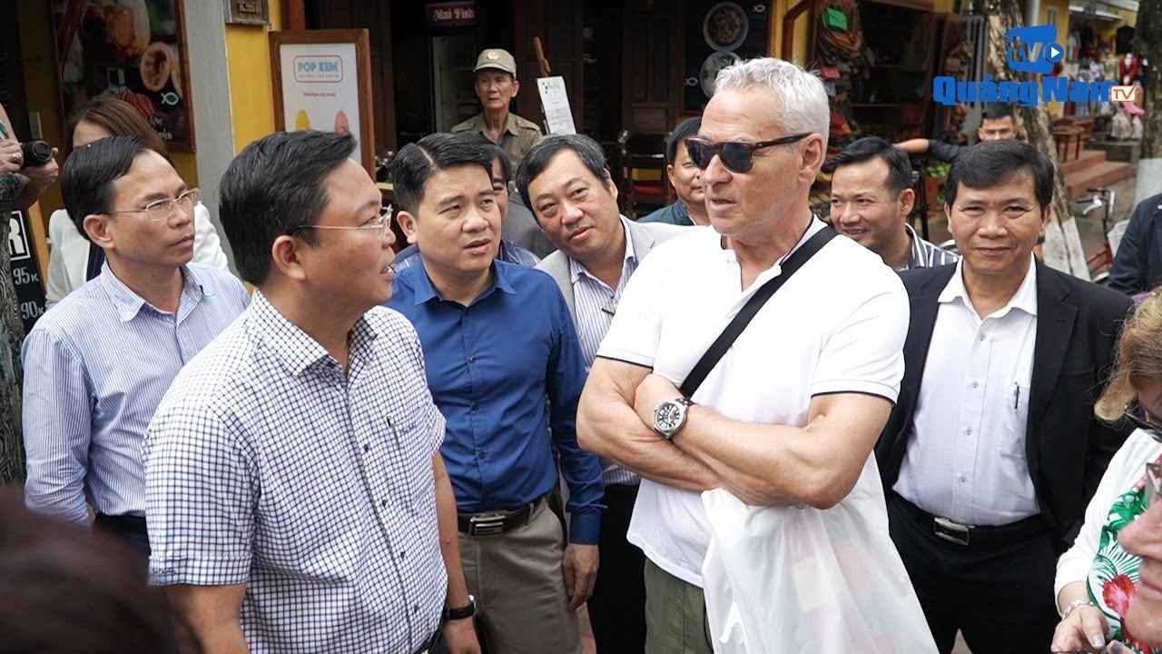 Mr. Le Tri Thanh talking to foreign visitors to Quang Nam