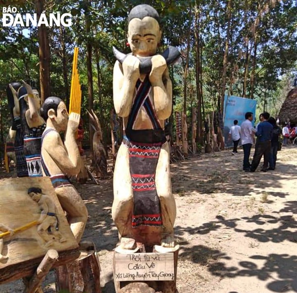 Tác phẩm “Thổi tù và” của nghệ nhân Cơ-lâu Vê (xã Lăng, huyện Tây Giang) tại trại sáng tác điêu khắc tượng gỗ người Cơtu năm 2019. Ảnh: NGỌC HÀ