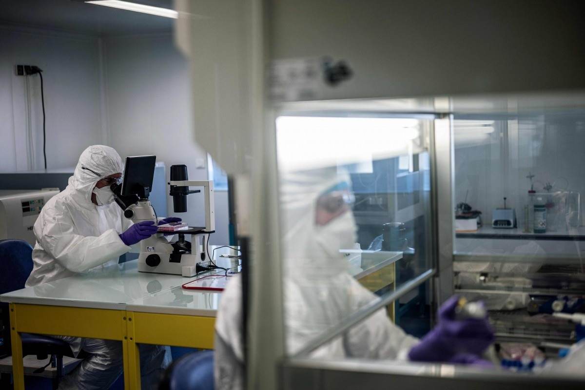 Tại một phòng nghiên cứu về vắc xin chống Covid-19 tại Pháp. Ảnh: Reuters