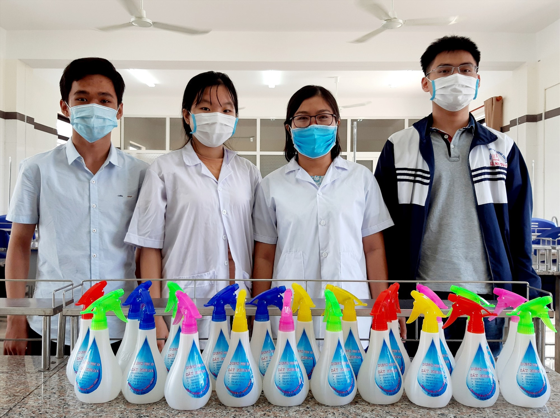 Cô giáo Nguyễn Thị Trang cùng các em học sinh pha chế nước sát khuẩn tay theo công thức của WHO