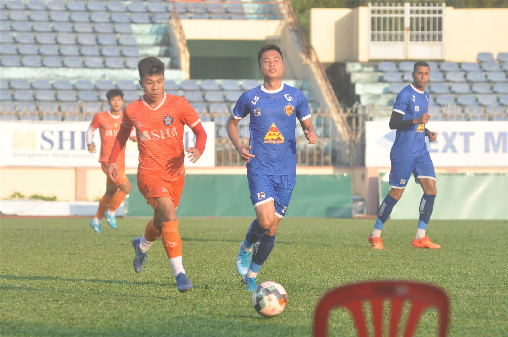 Một trận đấu tập huấn chuẩn bị cho mùa giải mới 2020 giữa Quảng Nam và SHB Đà Nẵng. Ảnh: T.V
