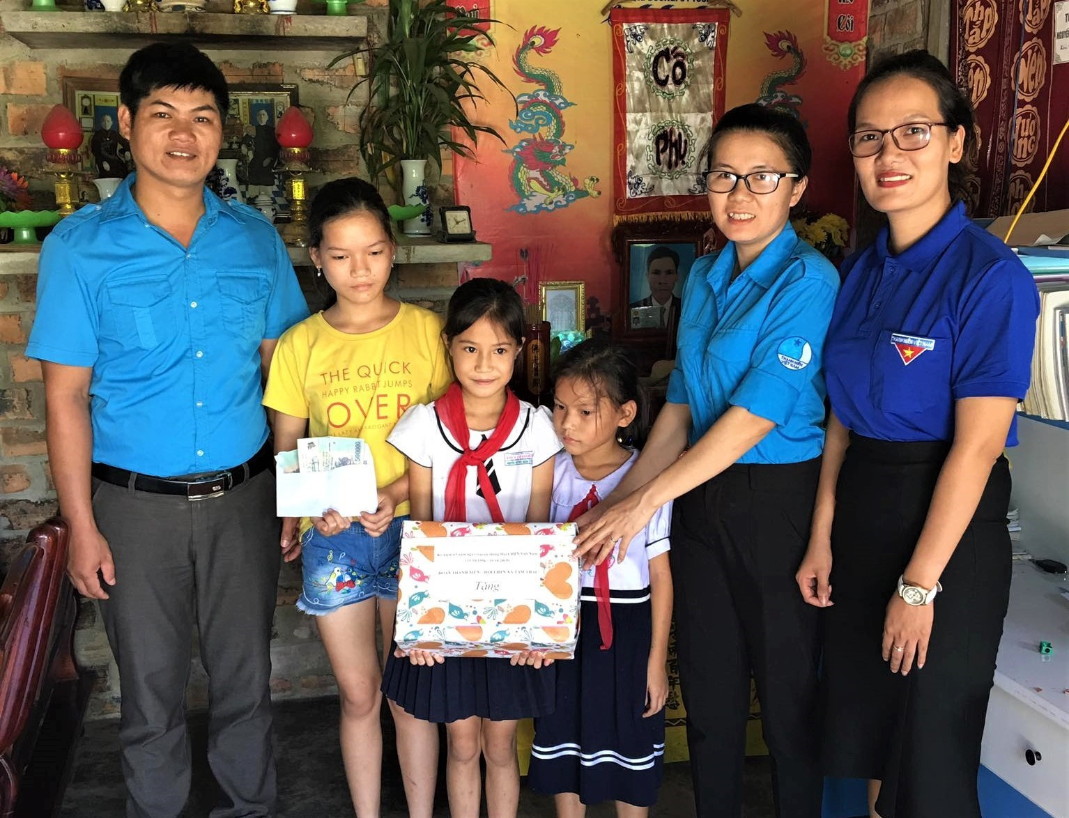 Tặng quà cho trẻ em nghèo có hoàn cảnh khó khăn trên địa bàn xã Tam Thái. Ảnh: V.S
