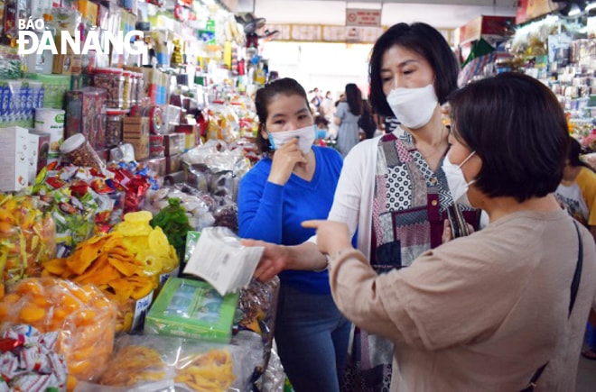 Nhờ triển khai kịp thời nhiều giải pháp đồng bộ, thị trường bán lẻ của thành phố trong thời gian qua vẫn giữ được mức tăng trưởng. (Ảnh chụp tại chợ Hàn).                     Ảnh: HOÀNG LINH