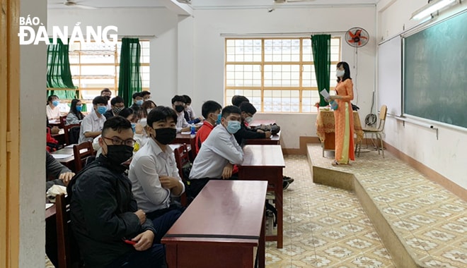 Giáo viên dặn dò học sinh tại tiết chào cờ đầu tuần được tổ chức tại lớp theo chỉ đạo cảu Sở GD-ĐT thành phố (Trong ảnh: giáo viên Trường THPT Thái Phiên, trên địa bàn quận Thanh Khê trao đổi với học sinh). Ảnh: NGỌC PHÚ